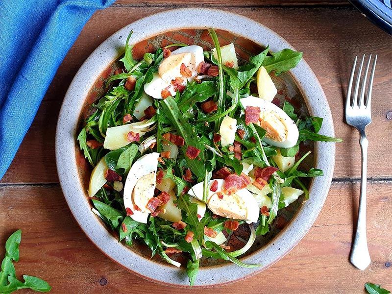 Slovenian dandelion salad with egg and pancetta